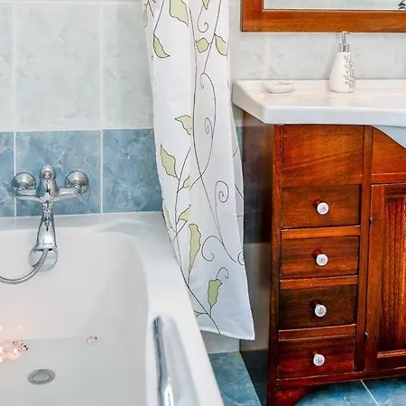 Vlicha Sleeps 6 Pool Air Con Wifi *